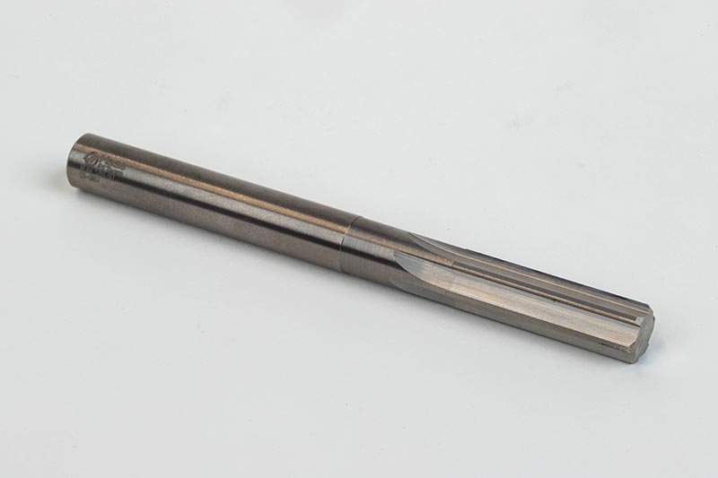 Alesatore HSS 13 Mm H7 Per Tornio – 6 Scanalature Dritte, Gambo Rotondo, Perfetto Per Fori Di Precisione In Acciaio E Metalli