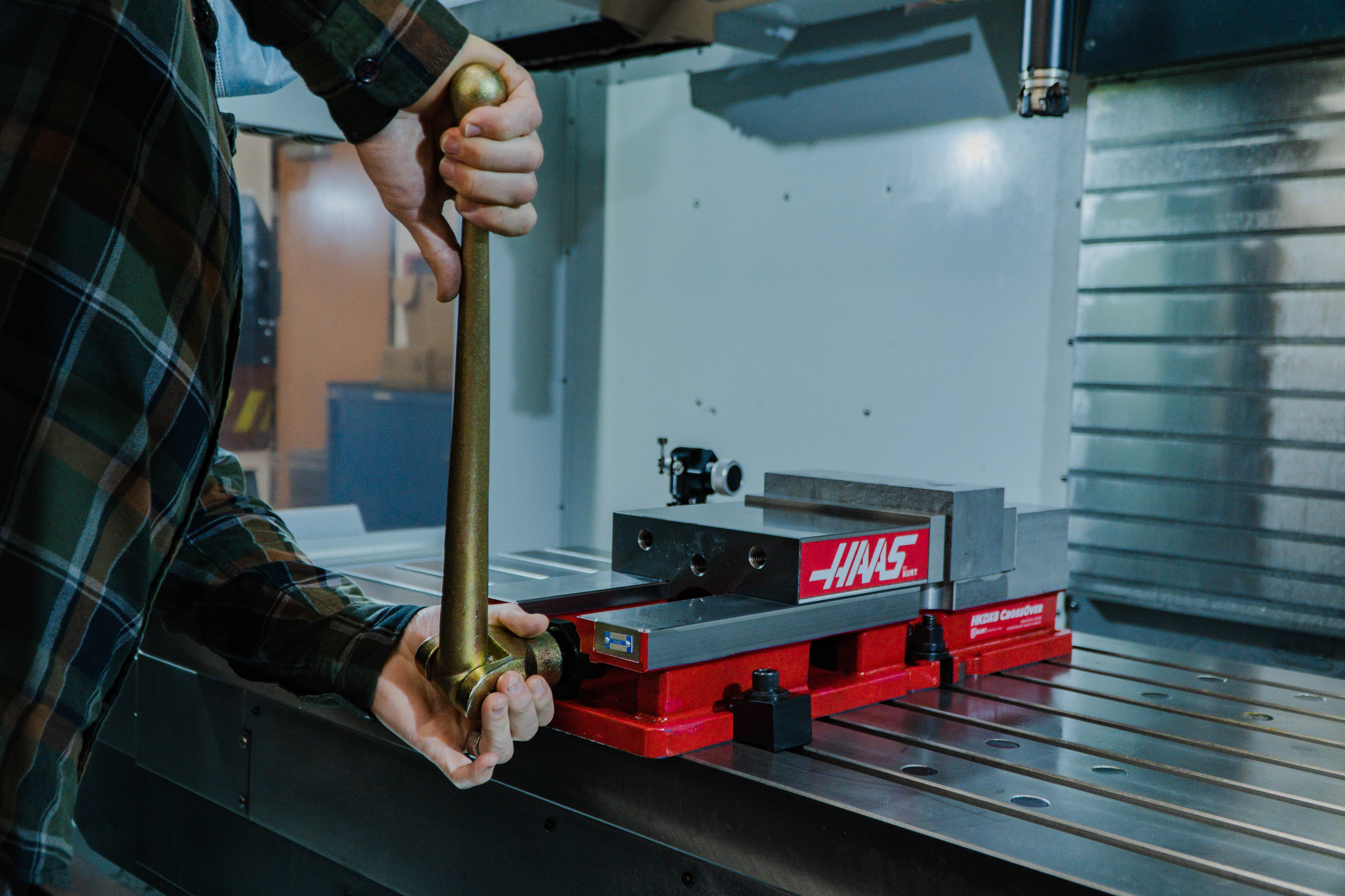 EVISE　2000Ｔsize 36　2046size 29 200mm Single-Station Fixed-Jaw Vise, 265mm Opening, Flange Style